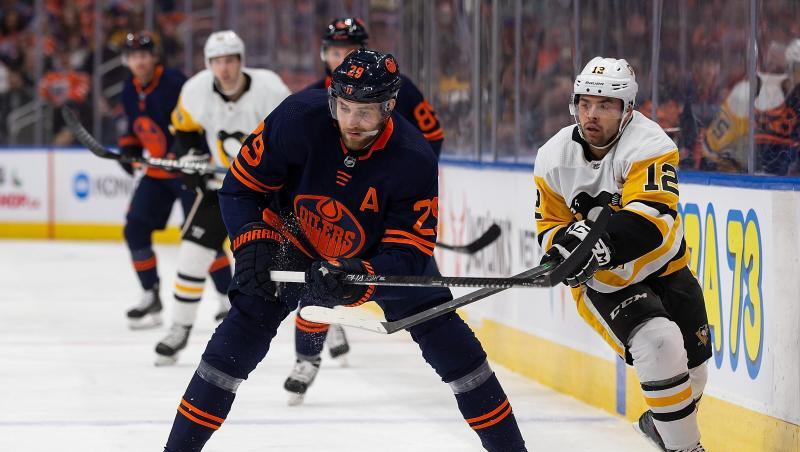 Wegbereiter zum 20. Saisonsieg der Edmonton Oilers: Leon Draisaitl (M). Wegbereiter zum 20. Saisonsieg der Edmonton Oilers: Leon Draisaitl (M).