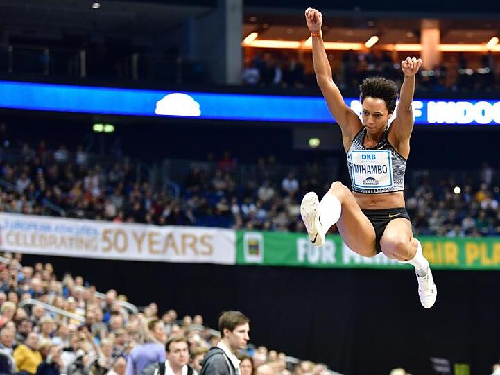 Malaika Mihambo trainiert künftig bei Carl Lewis.