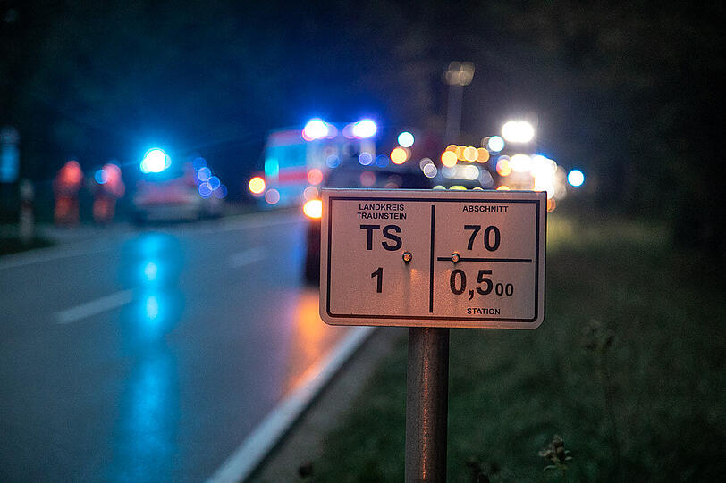 Bei dem missglückten Überholmanöver prallte ein VW Transporter frontal in einen Skoda, beide Fahrer wurden schwer verletzt.