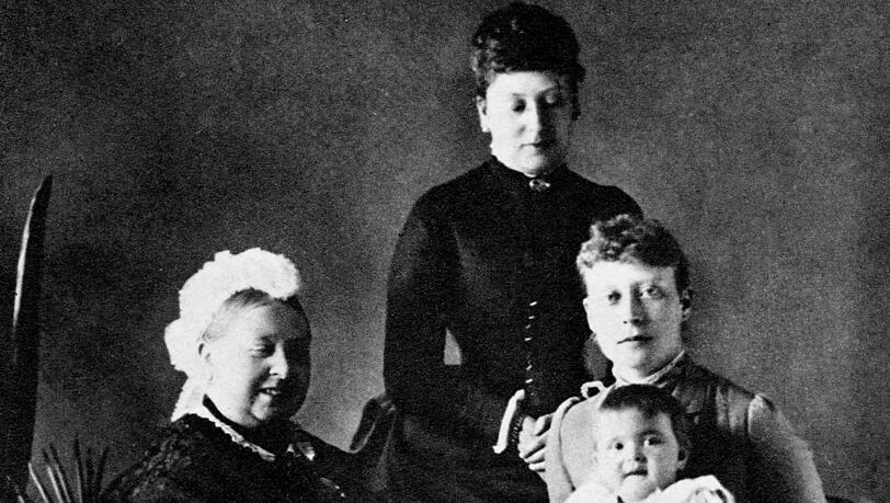 Victoria um 1885 mit den Prinzessinnen von Battenberg und der kleinen Prinzessin Alice, später Mutter von Prinz Philip. Selten: Die Queen lacht. Victoria um 1885 mit den Prinzessinnen von Battenberg und der kleinen Prinzessin Alice, später Mutter von Prinz Philip. Selten: Die Queen lacht.