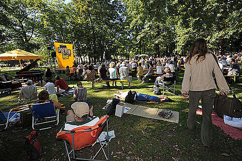 Sommer-Idylle mit Poeten-Stafette: Je 15 Autoren lasen und diskutierten am Samstag und Sonntag im Grünen zwischen den Bäumen des Schlossgartens.