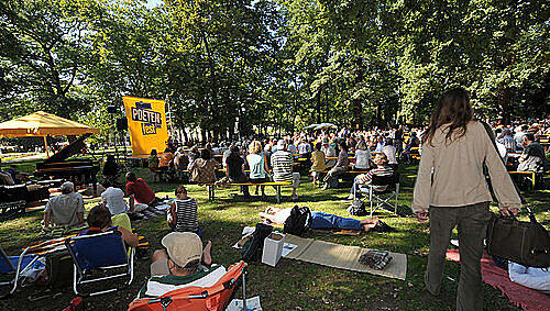 Sommer-Idylle mit Poeten-Stafette: Je 15 Autoren lasen und diskutierten am Samstag und Sonntag im Grünen zwischen den Bäumen des Schlossgartens. Sommer-Idylle mit Poeten-Stafette: Je 15 Autoren lasen und diskutierten am Samstag und Sonntag im Grünen zwischen den Bäumen des Schlossgartens.
