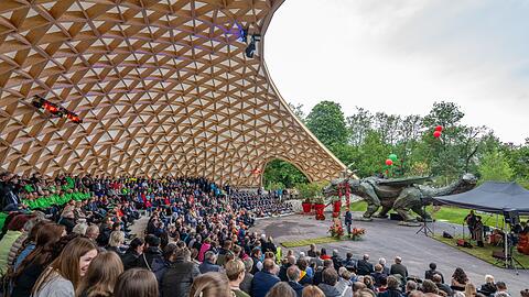 Die Veranstaltungsarena mit hölzerner Dachkonstruktion wurde eigens für die Landesgartenschau errichtet und soll dauerhaft bestehen bleiben. (Archivbild)
