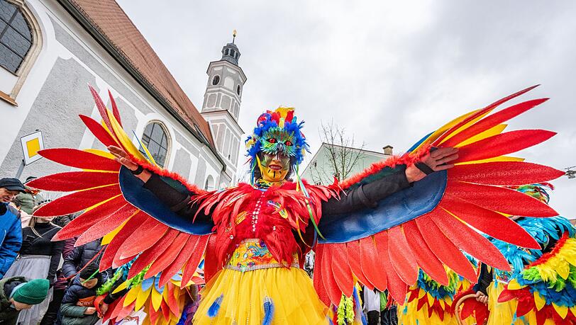 Fantasievolle Kost&uuml;me sind beim Chinesenfasching zu sehen.