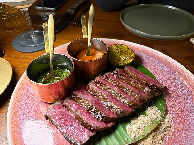 Wagyu-Scheiben, zart gegrillt mit zwei aromatischen Soßen: Nicht ganz billig, aber ein Gedicht.