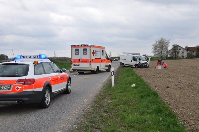 Am Mittwochnachmittag ereignete sich zwischen Erharting und Winhöring ein tödlicher Verkehrsunfall. Ein Radfahrer wurde von einem Kastenwagen frontal erfasst und stirbt noch an der Unfallstelle.
