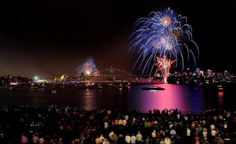 Mit farbenfrohem Feuerwerk wird das neue Jahr begrüßt.
