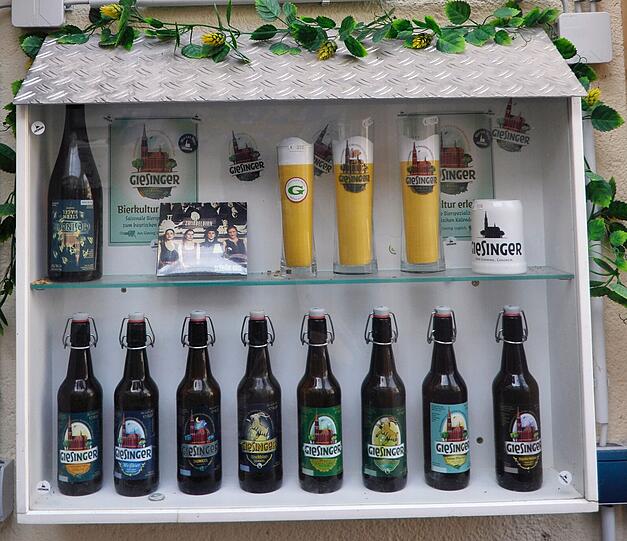 Bei der kleinen Brauererei "Giesiner Bräu" arbeiten derzeit 5 Personen an originellen Biersorten, wie die Untergiesinger Erhellung. Ein Rundgang durch die Brauerei.