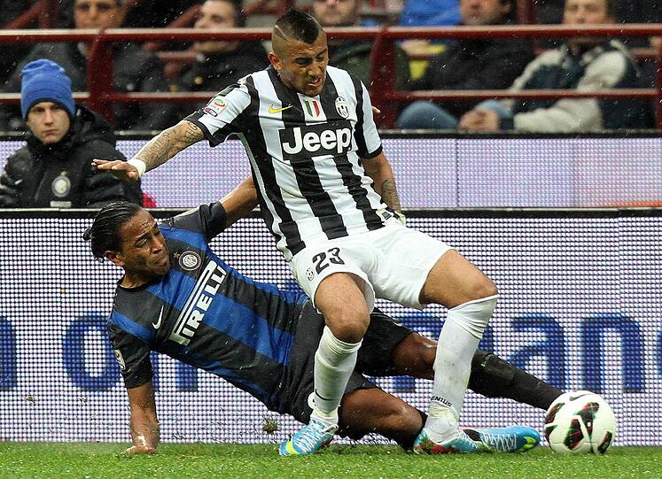 Er gibt bei Juventus im Mittelfeld die Kommandos: Arturo Vidal am Wochenende gegen Inters Fredy Guarin. Foto: dpa