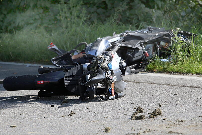 Heftiger Unfall bei Mühldorf: Ein junger Mann stürzte mit seinem Motorrad und geriet unter den Anhänger eines Traktors.