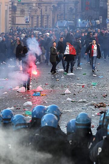 Schwere Ausschreitungen in Rom: Beim Spiel Feyenoord Rotterdam gegen AS Rom drehen Hooligans durch und verwüsten den Bereich um die antike spanische Treppe. Die Bilder...