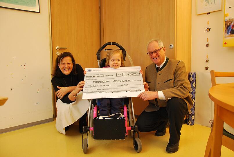 Bei der Spendenübergabe (v. l.): Felicitas Hanne, Eila Kerry, Peter Dathe.