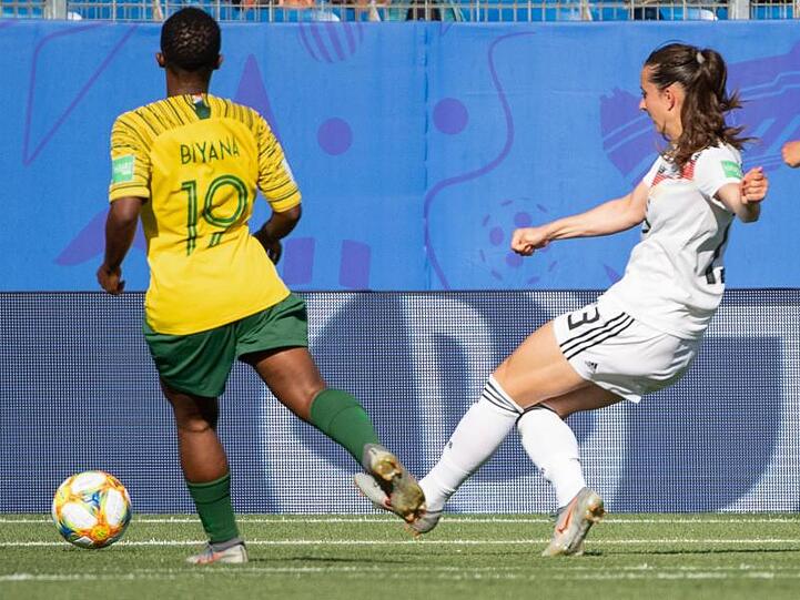 Sara Däbritz (r) erhöht zum 2:0 für die deutschen Fußball-Frauen.