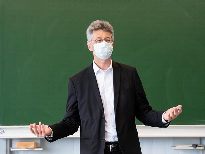 Michael Piazolo, Kultusminister von Bayern, steht in einem Klassenraum einer Schule. Foto: Sven Hoppe/dpa/Symbolbild