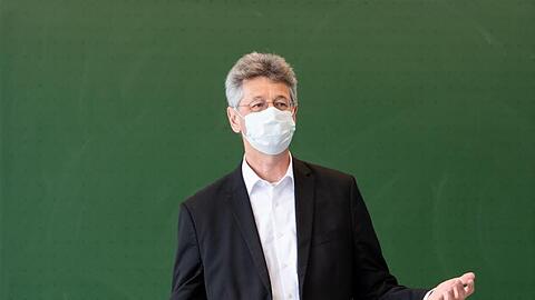 Michael Piazolo, Kultusminister von Bayern, steht in einem Klassenraum einer Schule. Foto: Sven Hoppe/dpa/Symbolbild
