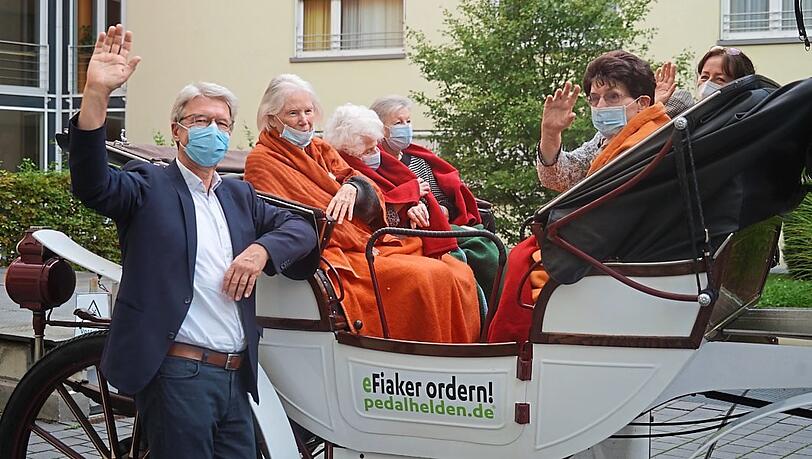 Münchenstift-Chef Siegfried Benker mit Bewohnerinnen des Hauses bei der ersten E-Fiaker-Fahrt.