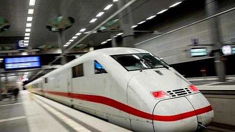Ein ICE fährt im Berliner Hauptbahnhof ab. Ab dem 13, Dezember sollen mehr Züge zwischen Berlin und Hamburg fahren.