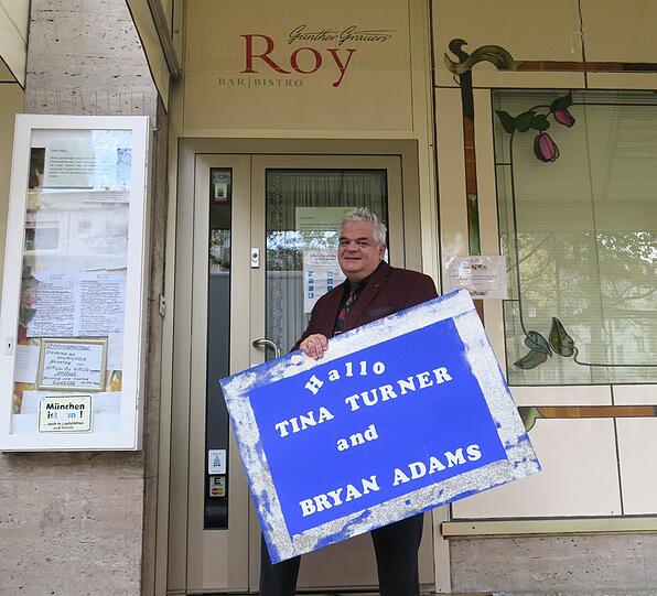 Die Tür des Roy bleibt für immer geschlossen: Inhaber Günther Grauer mit einem alten, damals noch selbst gebastelten Promi-Willkommens-Plakat - diesmal für Tina Turner und Bryan Adams.
