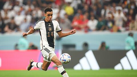 Jamal Musiala vom FC Bayern München spielt den Ball.