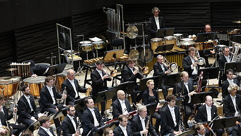 Volles Podium: Die Berliner Philharmoniker bei ihrem Gastspiel in der Isarphilharmonie.