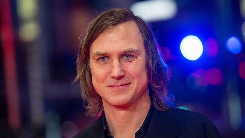 Schauspieler Lars Eidinger steht vor der Preisverleihung bei der Abschlussgala im Berlinale Palast auf dem Roten Teppich.