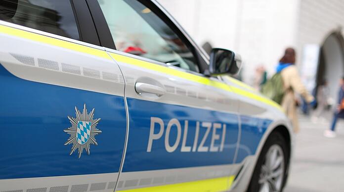 Die Polizisten fanden in der Wohnung den schwer verletzten 63-Jährigen. Er hatte mehrere tiefe Stichwunden im Bereich des Oberkörpers. Der Sohn ließ sich widerstandslos festnehmen. (Symbolbild)
