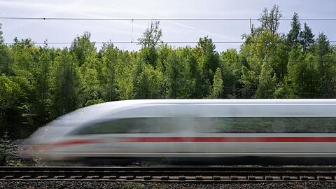Ausbleibende Mittel des Bundes bei den Trassenpreisen könnten auch Auswirkungen auf das Angebot im Fernverkehr haben sagt der Bahnchef. (Archivbild)