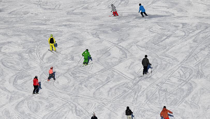 Bei ihren Schw&uuml;ngen kommen sich Skifahrer gelegentlich in die Quere. (Archivbild)