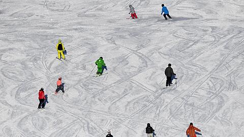 Bei ihren Schw&uuml;ngen kommen sich Skifahrer gelegentlich in die Quere. (Archivbild)