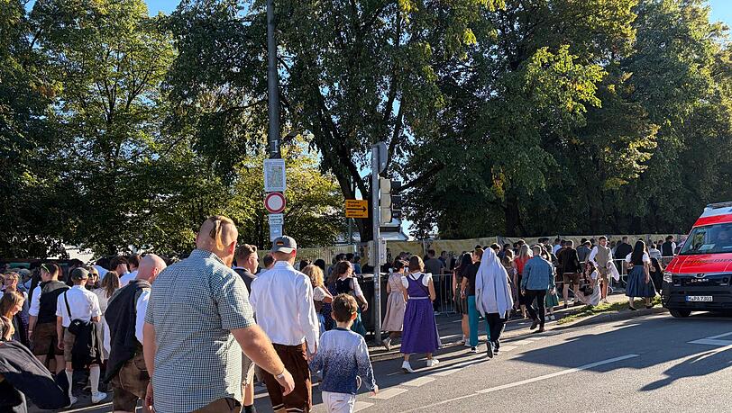 Für diese Besucher geht es vom Haupteingang Richtung Bavaria Für diese Besucher geht es vom Haupteingang Richtung Bavaria