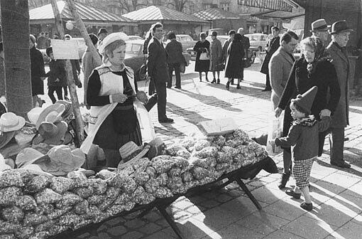 So hat man den Viktualienmarkt selten gesehen: Das Stadtarchiv präsentiert zum 25. Jubiläum des Marktfrauentanzes alte Bilder.
