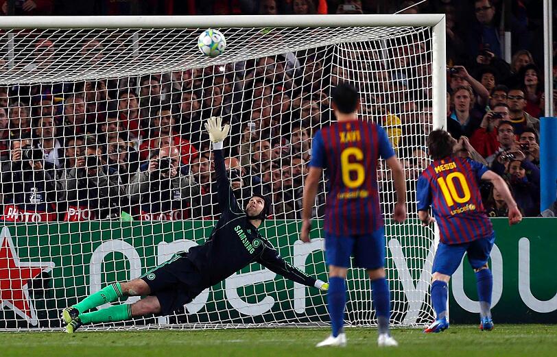 Und selbst Weltfußballer Lionel Messi versagten die Nerven im entscheidenden Moment: Im Champions-League-Halbfinale gegen den FC Chelsea jagte der Argentinier den Ball an die Latte.