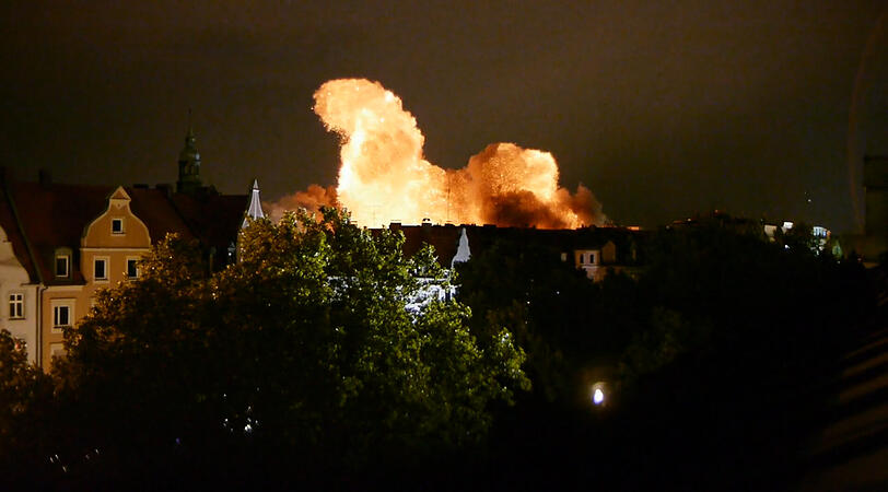 Hier entstanden die Bilder: Simon Aschenbrenner mit seiner Kamera am Fenster in der Germaniastraße