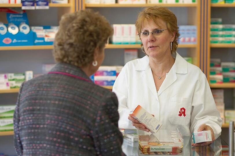 Wenn Frauen in der Lebensmitte plötzlich Beschwerden bekommen, holen sich viele Pflanzliches aus der Apotheke.