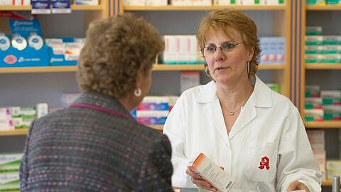 Wenn Frauen in der Lebensmitte plötzlich Beschwerden bekommen, holen sich viele Pflanzliches aus der Apotheke.