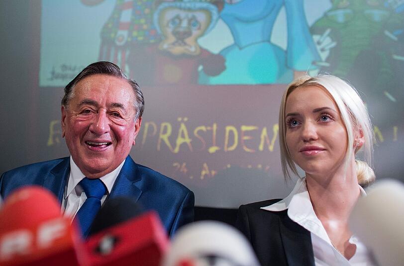 Richard Lugner will Österreichs nächster Bundespräsident werden. Seine Frau Cathy unterstützt ihn dabei.