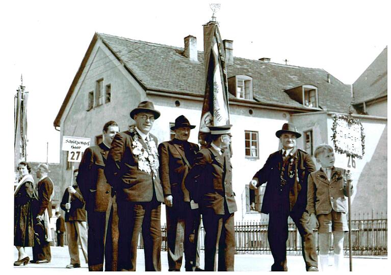 Hoch die Fahne: Die Schützengesellschaft &bdquo;Die Adler&ldquo; versammelt sich 1952 zu einem gemeinsamen Umzug.