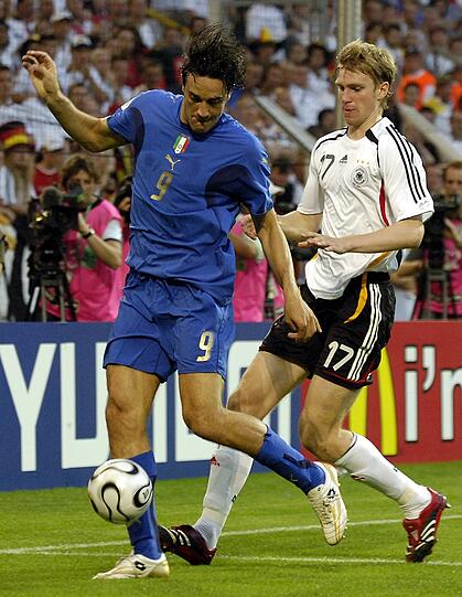 Per Mertesacker tat es damals seinem Kapitän gleich und trat nach dem Weltmeistertitel 2014 zurück. Neben Lahm und Lehmann gehörte Mertesacker bei der Sommermärchen-WM auch zu den einzigen Spielern, die alle Partien bis zum Halbfinale über die volle Spielzeit absolvierten. Der Verteidiger steht derzeit bei Arsenal London unter Vertrag, wo er seit der Saison 2016/17 auch Kapitän ist.