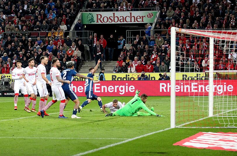 Manuel Wintzheimer (blaues Trikot, re.) bejubelt den späten Ausgleichstreffer beim Top-Spiel gegen den 1. FC Köln.