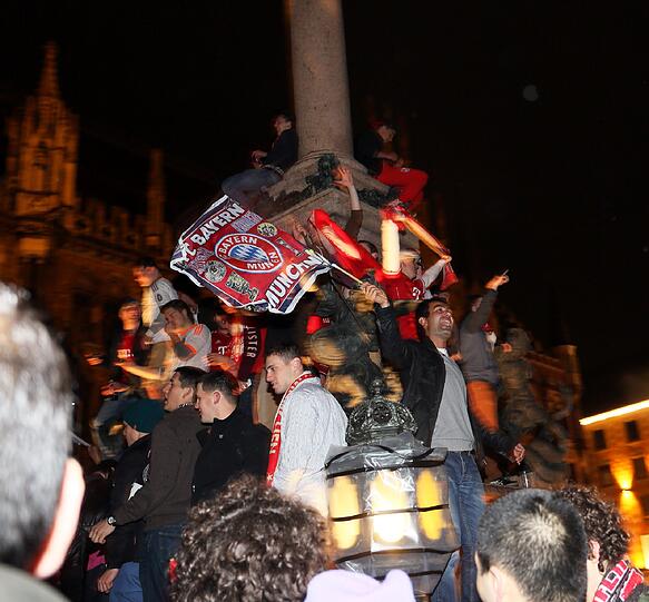 Die Fan-Party am Marienplatz: Bayern-Anhänger haben sogar die Mariensäule eingenommen. Die Bilder