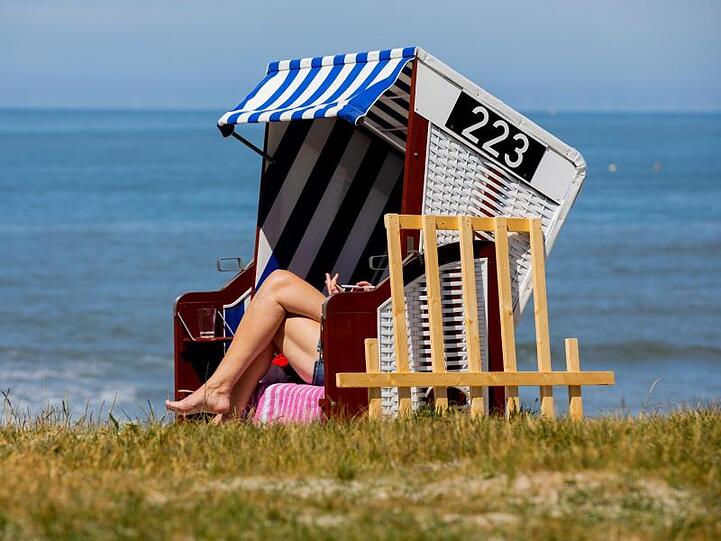 Strandkorb am Meer.