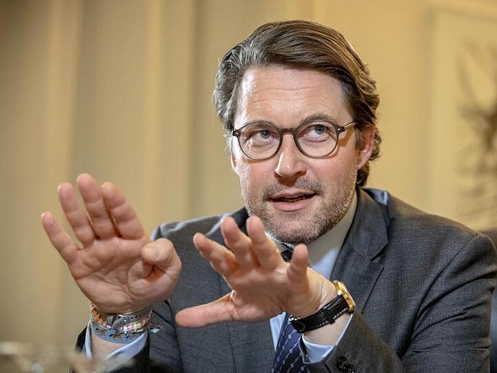Andreas Scheuer (CSU), Bundesminister für Verkehr und digitale Infrastruktur, spricht während eines Interviews mit der dpa.