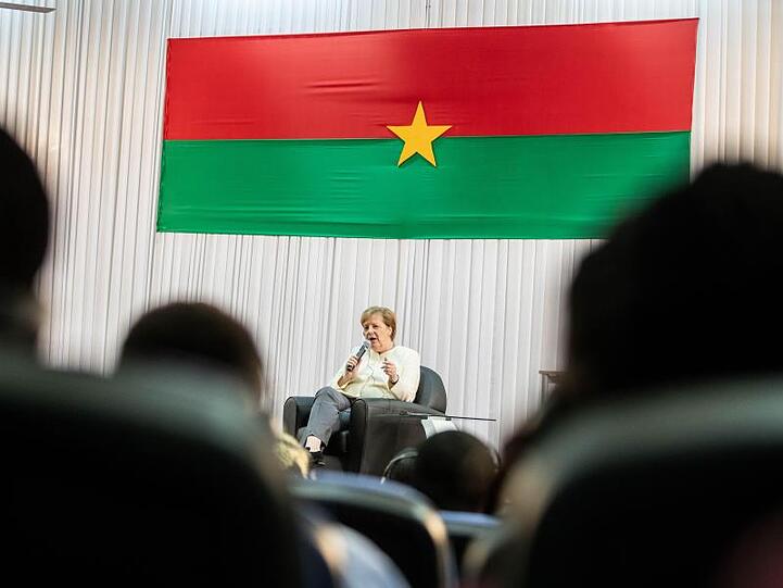 Kanzlerin Merkel bei einer Diskussion mit Studierenden der Universität Ouaga.