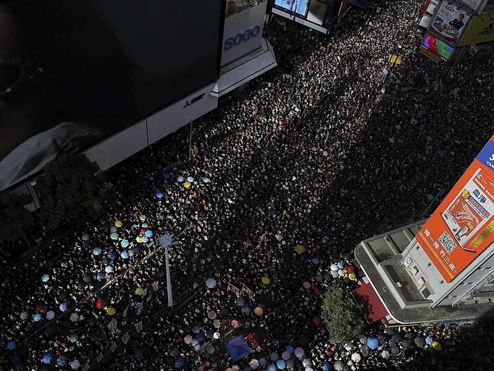 Die zahlreichen Demonstranten versuchen, Straßen im Regierungsviertel zu besetzen.