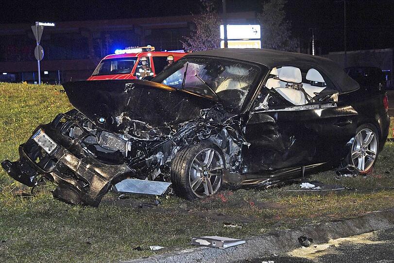 Die verletzten Unfallopfer wurden mit Helikopter und RTW in ein Krankenhaus gebracht.