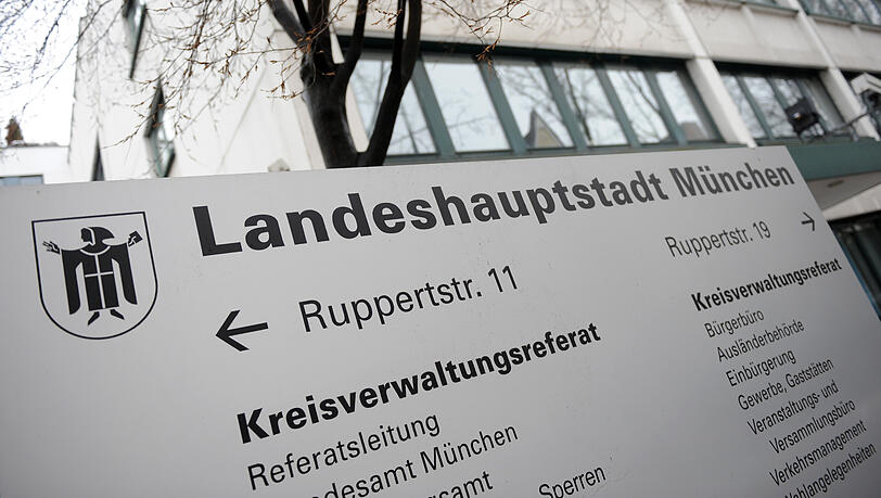 Eine Hinweistafel steht vor dem Kreisverwaltungsreferat in München. (Archivbild)