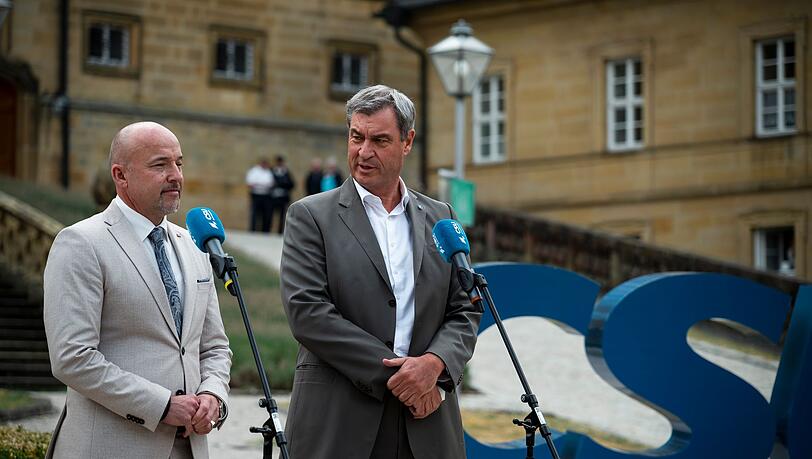 Der Chef der CSU-Landesgruppe im Bundestag, Alexander Hoffmann, links, und Bayerns Ministerpr&auml;sident Markus S&ouml;der skizzieren die Pl&auml;ne ihrer Partei f&uuml;r die Zukunft Deutschlands.