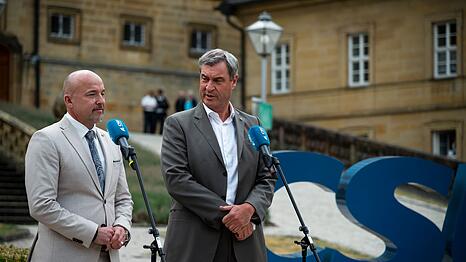 Der Chef der CSU-Landesgruppe im Bundestag, Alexander Hoffmann, links, und Bayerns Ministerpr&auml;sident Markus S&ouml;der skizzieren die Pl&auml;ne ihrer Partei f&uuml;r die Zukunft Deutschlands.