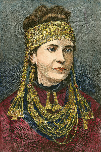 Schliemanns griechische Frau Sophia mit Schmuck aus dem "Schatz des Priamos" in einem Stiuch von 1877. Schliemanns griechische Frau Sophia mit Schmuck aus dem "Schatz des Priamos" in einem Stiuch von 1877.