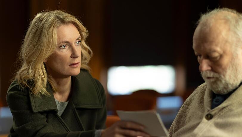 Im "Tatort: König in Gelb" bekommt es Charlotte Lindholm (Maria Furtwängler) im doppelten Sinne mit Demenz zu tun. Der Verdächtige, Gustav König (Thomas Thieme), könnte ein lange gesuchter Serienmörder sein. Er ist jedoch kaum noch ansprechbar. Doch auch Lindholms Ermittlerkollege, Königs langjähriger Verfolger, leidet unter beginnender Demenz. Im "Tatort: König in Gelb" bekommt es Charlotte Lindholm (Maria Furtwängler) im doppelten Sinne mit Demenz zu tun. Der Verdächtige, Gustav König (Thomas Thieme), könnte ein lange gesuchter Serienmörder sein. Er ist jedoch kaum noch ansprechbar. Doch auch Lindholms Ermittlerkollege, Königs langjähriger Verfolger, leidet unter beginnender Demenz.